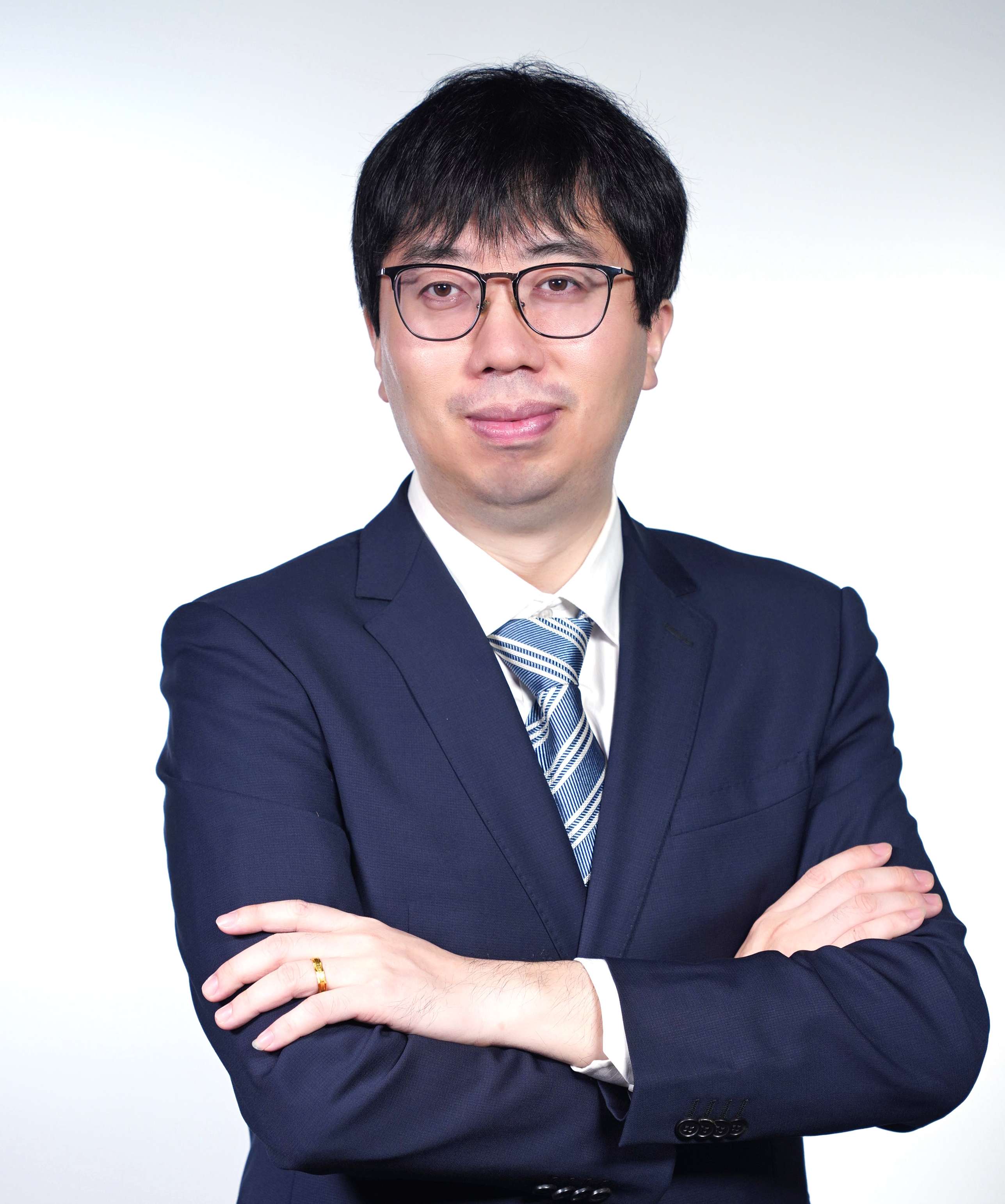 高文俊商务照.jpg